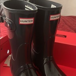 These are size 8 Hunter rain boots they are grey.